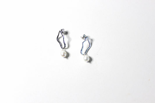 Wave pearl earrings